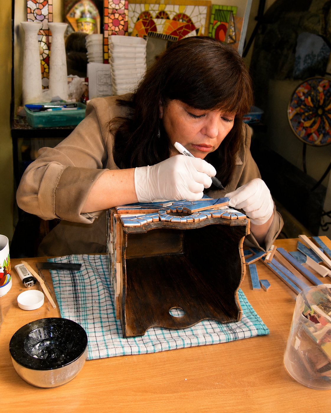Afiche con biografía de María Eugenia Palacios Toro trabajando en mosaico
